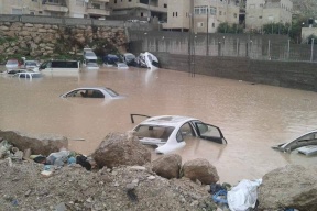 الأمطار الغزيرة تتسبب بفيضانات وإغلاق طرق وأضرار ببعض الممتلكات