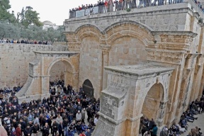 الآلاف يؤدون "الجمعة" في المسجد الأقصى ومصلى الرحمة