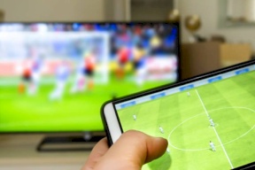هل تشاهد التلفاز وهاتفك الذكي بيدك؟ اعرف خطورة الأمر