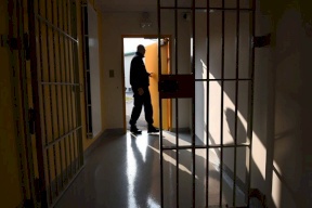 أجهزة داخل سجون الاحتلال تُلحق أضرارًا خطيرة بصحة الأسرى