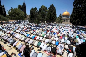 الآلاف يؤدون صلاة الجمعة في المسجد الأقصى