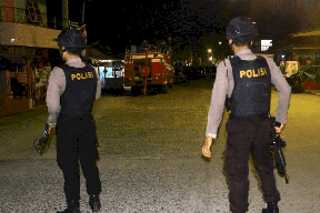 بعد حصار الشرطة.. زوجة إرهابي إندونيسي تفجر نفسها مع ابنها