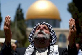 40 ألفا يؤدون "الجمعة" في "الأقصى"