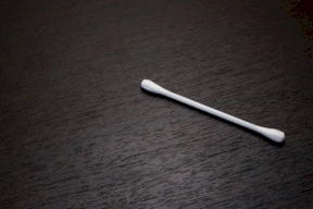 احذر تنظيف الأذن بأعواد القطن.. هذا ما فعلته بهذا الرجل