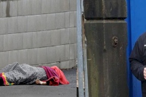 بريطاني يحمل لافتة أمام مسجد: أنا سأحرسكم أثناء الصلاة