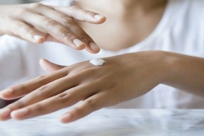 هل يقلل مرطب الجلد حقا من خطر مرض لا دواء له؟