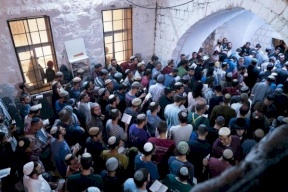 مداهمات واعتقالات بالضفة ومئات المستوطنين يقتحمون قبر يوسف