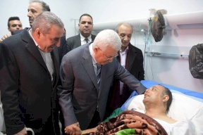  الرئيس يزور  عاطف أبو سيف في مجمع فلسطين الطبي