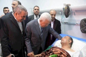 الرئيس يزور عاطف أبو سيف في مجمع فلسطين الطبي