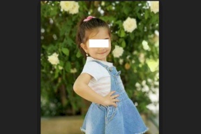 رجل يبيع طفلته الجميلة..والسبب!