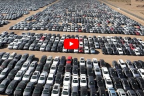 فيديو.. ملايين السيارات الجديدة متروكة في الهواء