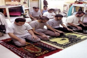 سابقة: الاحتلال يمنع الأسرى من أداء صلاة الجمعة بجميع السجون