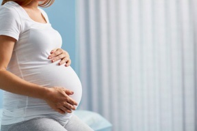 لماذا تُنصح الحامل بتجنب الشرب من عبوات بلاستيكية؟