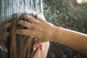 9 أخطاء نرتكبها عند غسل شعرنا.. ما هي؟
