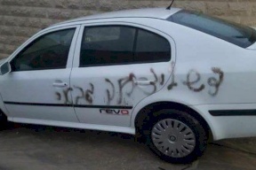 مستوطنون يعتدون على مركبات المواطنين قرب رام الله