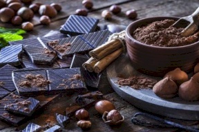 الشوكولاتة الداكنة "تعالج" مرضا مزمنا