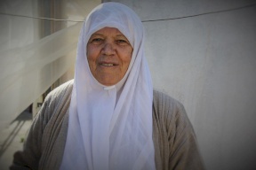 حسنة.. تقطف ثمار تعبها من على سطح منزلها