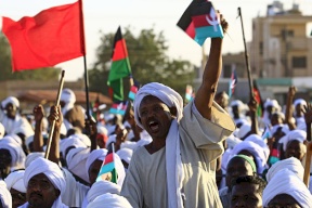 قتيلان في احتجاجات السودان.. والجيش يعلن حظر التجوال