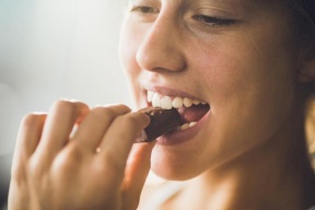 إياك والشوكولاتة ليلا.. هذا ما تفعله!
