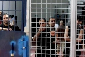 الاحتلال يتعمد تأخير الفحص الطبي للأسرى ليُصابوا بالأمراض