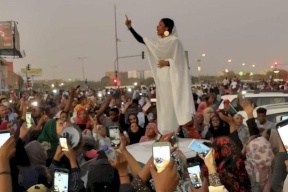 عروس السودان وقفت بالأبيض وأشعلت مواقع التواصل