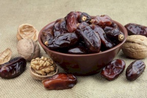 أهمية تناول المكسرات والتمر في رمضان