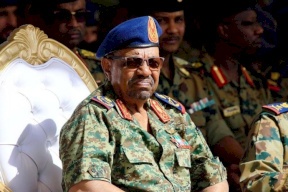  بعد إبلاغه بعزله.. كيف رد البشير على قادة الجيش؟