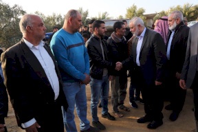 صور: هنية يؤدي واجب العزاء لذوي الشهيدين أبو حدايد وحسام الزين