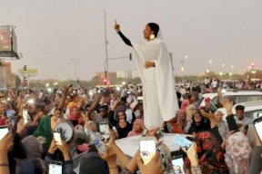 "مُلهمة الثورة السوادنية".. هل تزوجت "الكنداكة" من ضابط بالجيش السوداني؟