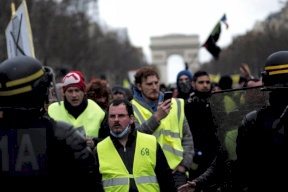 السترات الصفر ترد على قرارات ماكرون بالاحتشاد مجدداً