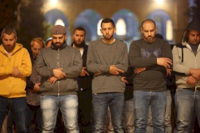 بالصور| رغم التشديد،، الآلاف يؤدون صلاة التراويح في الأقصى