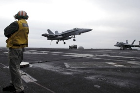 أميركا تتأهب بالخليج وإيران توقف التزاماتها بالاتفاق النووي