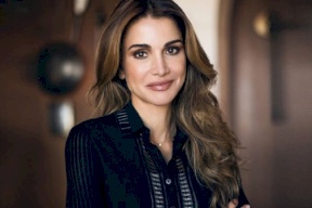 الملكة رانيا تصطحب فتيات يتيمات للعمرة