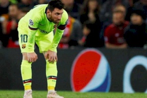 حافلة برشلونة تترك ميسي وحيداً