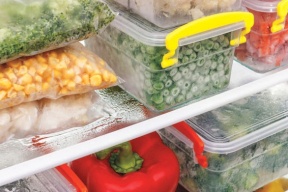 حفظ الأطعمة داخل الثلاجة طويلاً قد يسبب التسمم