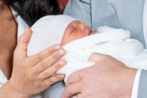 اليكم الصور الأولى لطفل هاري وميغان.. وهذا اسمه