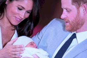 إعلامي بريطاني شهير يصف طفل الأمير هاري بقرد!