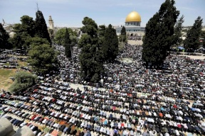 عشرات الآلاف يؤدون صلاة الجمعة الاولى من رمضان في المسجد الأقصى