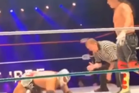 نهاية مأساوية.. شاهد لحظة وفاة مصارع داخل الحلبة