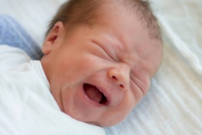 طفلي كثير البكاء..كيف اتعامل معه؟