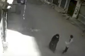 جريمة مروعة .. مدمن يقتل أمه بالشارع طعناً في رمضان