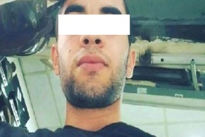 عربي يطعن والده وشقيقه لسببٍ غريب!