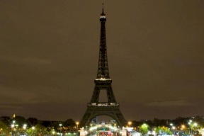 130 سنة.. باريس تحتفل بالبرج العجوز