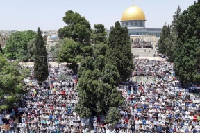 200 ألف يؤدون صلاة الجمعة الثانية  في المسجد الأقصى