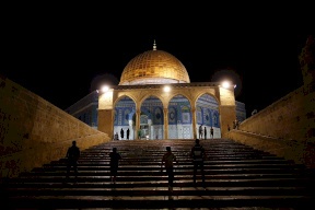 المصلون يتصدون لشرطة الاحتلال بالمسجد الأقصى
