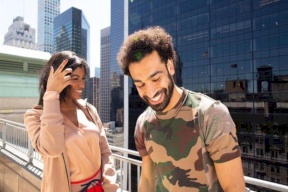 تعرف على الحسناء التي تقف مع محمد صلاح