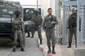 الاحتلال يصيب مُسناً بالخليل ويهاجم محلاً تجارياً