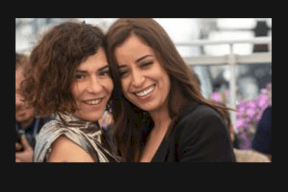 قبلة بين ممثلتين مغربيتين تشعل مواقع التواصل..اليكم التفاصيل