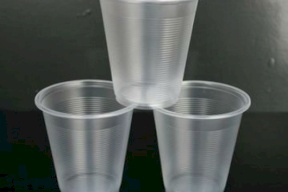 ما هي خطورة الأكواب والملاعق البلاستيكية على الإنسان؟