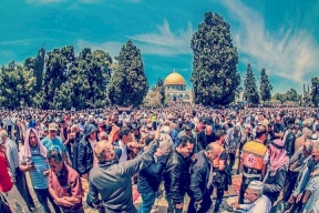 رغم الحر الشديد : اكثر من 100 ألف مصلٍ أدوا اليوم صلاة الجمعة في الأقصى